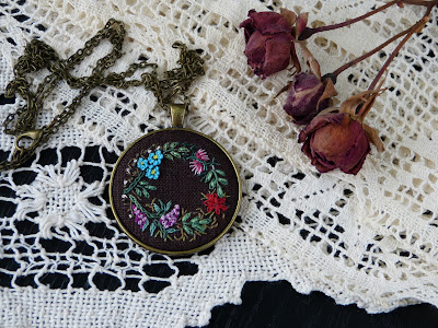haft rococo, embroidered pendant, haftowane róże, haftowany naszyjnik, naszyjnik z haftem, embroidered jewerly, naszyjnik vintage, medalion z haftem, handmade jewerly, embroidered necklace, vintage jewerly, biżuteria retro, haft na lnie