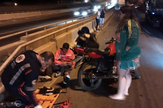 Forças Policiais - casal cai de moto no Bairro Camargos Forças Policiais - casal cai de moto no Bairro Camargos