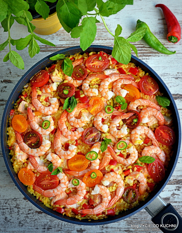 ŻYCIE OD KUCHNI PAELLA Z KREWETKAMI I RYBĄ