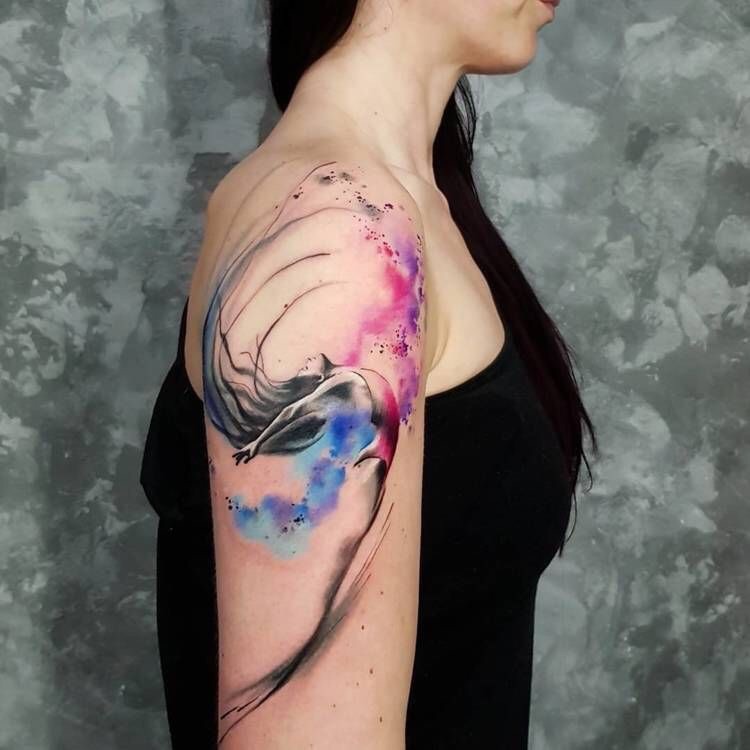 Vemos imagen de un precioso tatuaje de acuarela para mujer