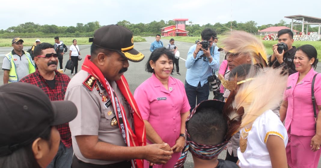 Kapolres Mtb Adolof Bormasa Dan Istri Tiba Di Kepulauan Tanimbar Lelemuku Lelemuku Com Kebanggaan Anak Negeri Portal Berita Yang Informatif Dan Objektif