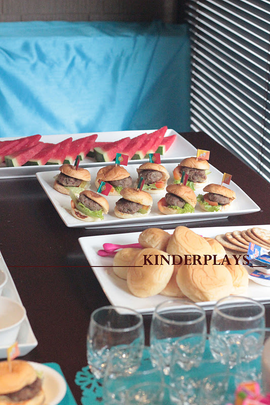 Chocolate-pistachio torte KINDERPLAYS: Party Hopper: New Year's Breakfast: Mini burger and Cereal