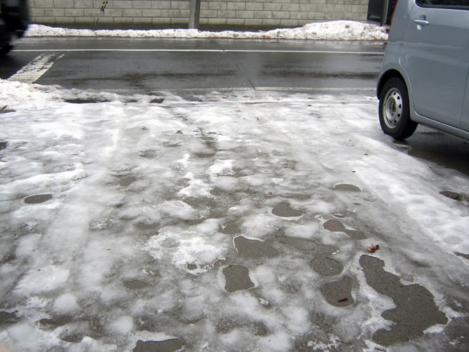 凍った駐車場