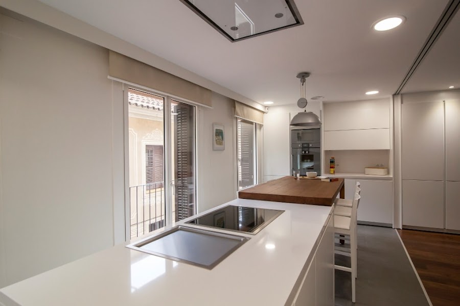 cocinas-blancas-con-mesa-madera-santos-clysa