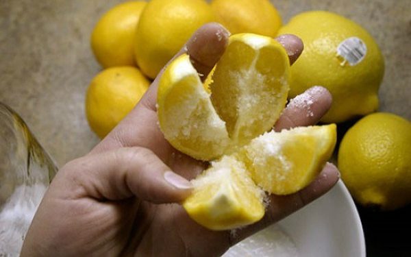 Cut 1 Lemon Into 4 Parts