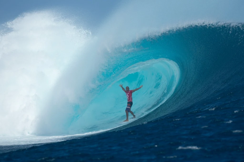 Kelly Slater abriendo los brazos en el tubo de Cloudbreak - Photo: Bielmann ASP