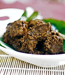 how to make indonesian beef redang with Turmeric Leaves, Asam Kandis, Galangal, Gingerm Kaffir Lime Leaves, Lemongrass, Cayenne Pepper