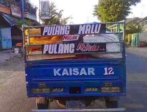 Kreatif, Gambar dan Tulisan Unik di Belakang Truk yang Bisa Bikin Kamu Ketawa Ketiwi Sendiri