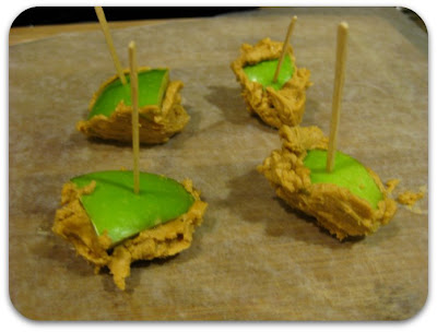 Easy_Halloween_Snacks_Candy_Caramel_Apple_Bites_mummy_dogs