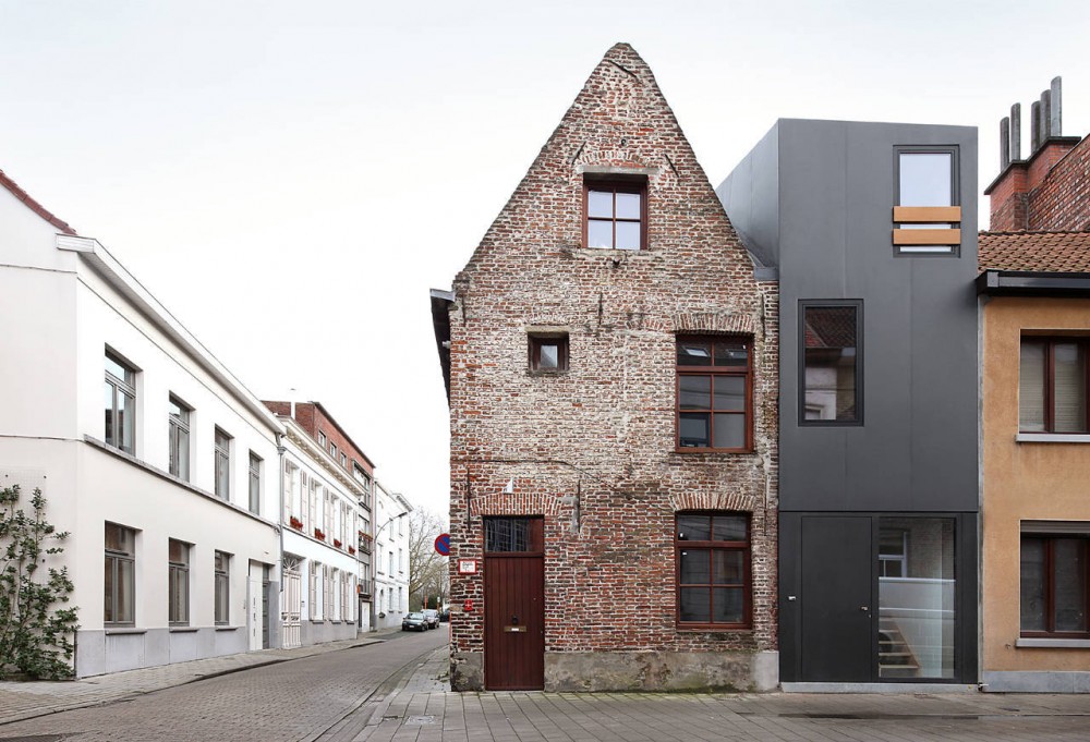 ilia estudio interiorismo: Vivienda en Bélgica con fachada