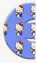 Alfabeto de Hello Kitty vestida de azul en fondo celeste E.