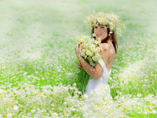 Resultado de imagem para imagens de mulher em campos floridos