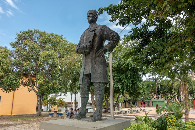 A estátua do Ouvidor Pardinho, localizada na Praça Ouvidor Pardinho