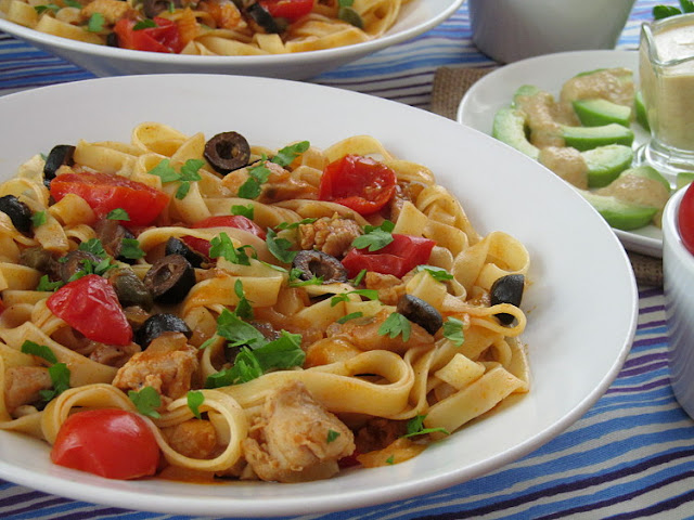 Паста с курицей, томатами и маслинами