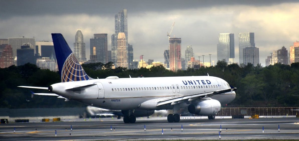 Paura in volo United Airlines: esplode motore Airbus A320 dopo il decollo.