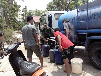 2 TRUK TANGKI AIR BERSIH  DIBAGIKAN KEPADA MASYARAKAT