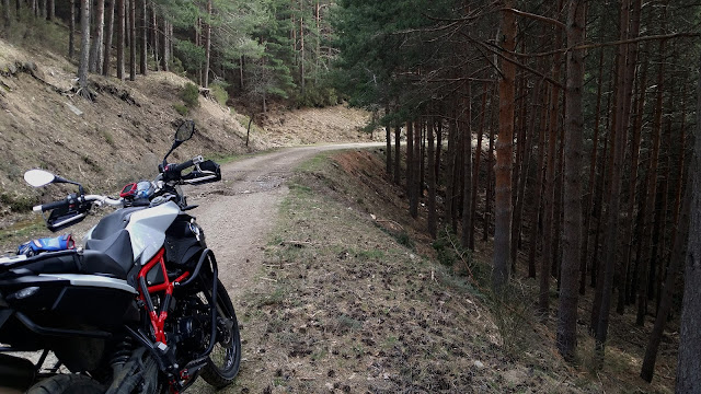 BMW F800GS. Trail Forever. Agua y verde por la Sierra Norte.