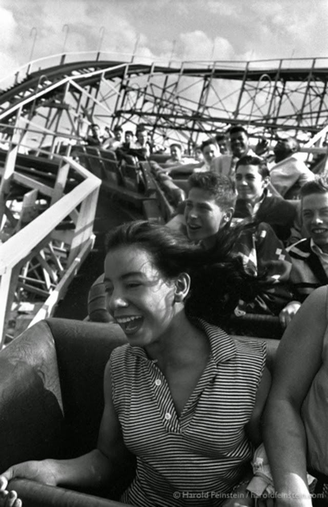 35 Stunning Photographs Capture Daily Life in Coney Island