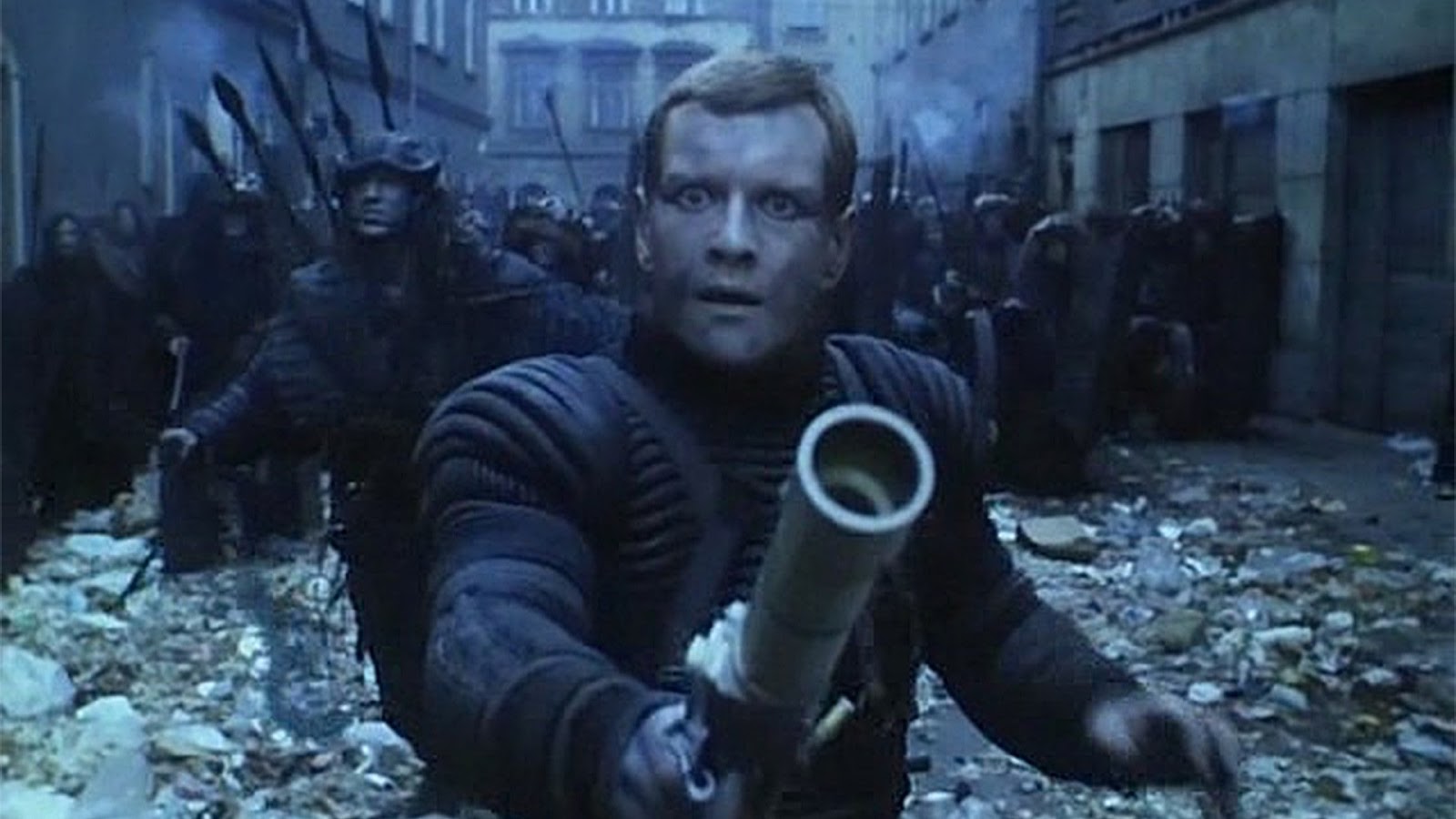 Deus é um homem que enlouqueceu em "On The Silver Globe" Cinema