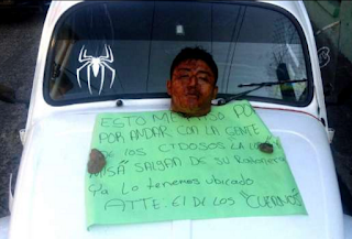 Dejan cabeza humana con narcomensaje sobre un taxi en Acapulco Guerrero