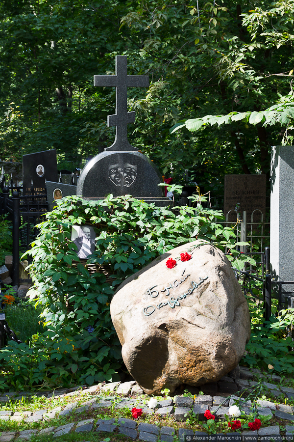 Могила Булата Окуджавы на Ваганьковском кладбище