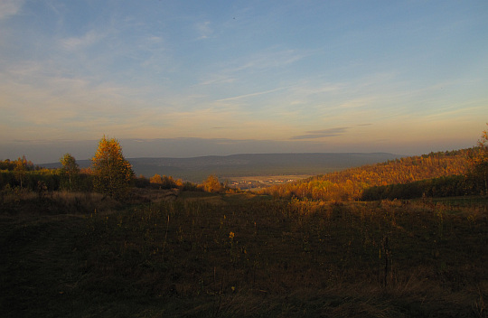 Widok na północ - Dolina Wilkowska, a za nią lesiste Pasmo Klonowskie.