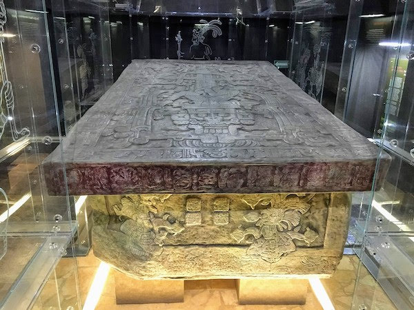 パレンケ遺跡博物館の石棺レプリカ