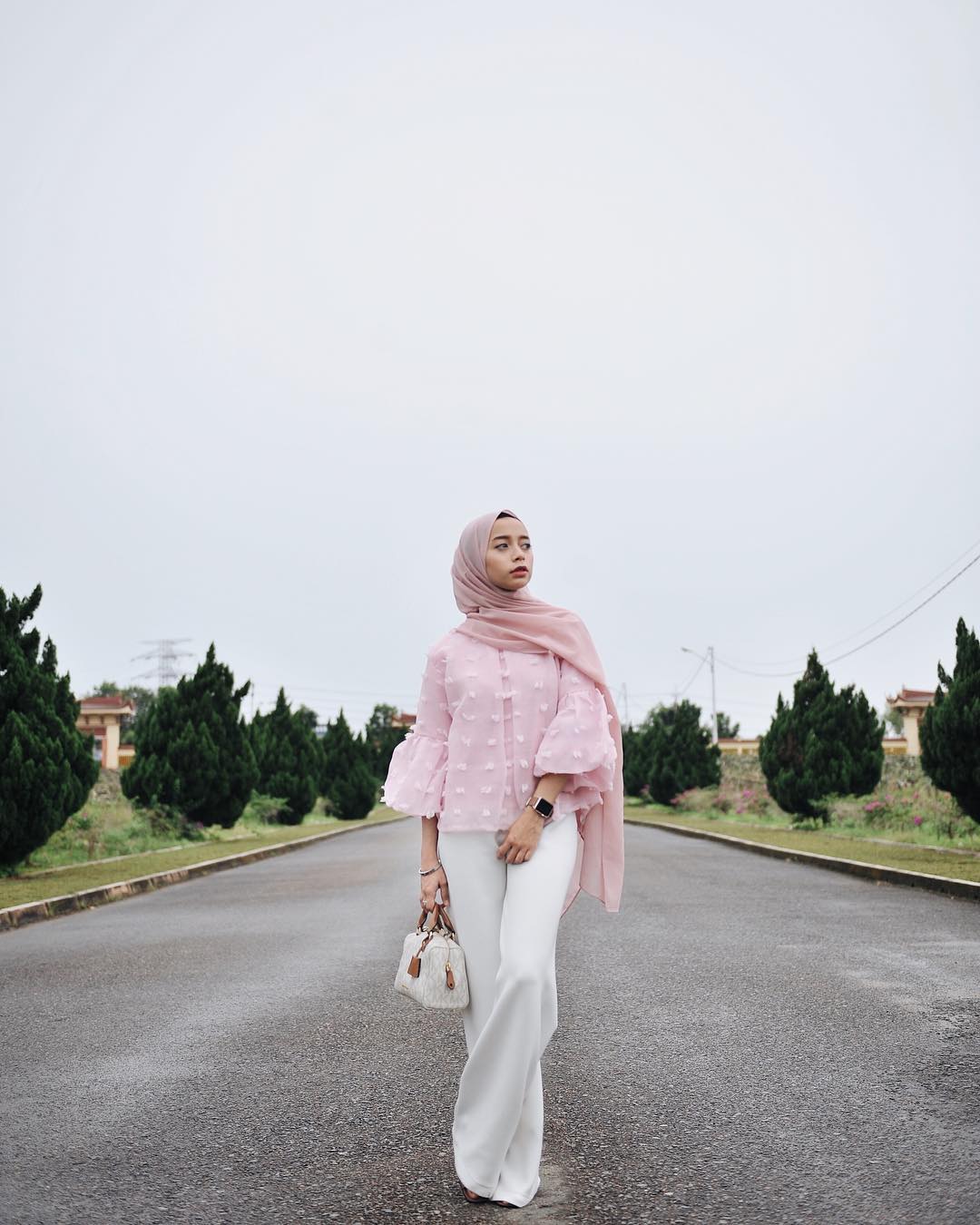 Outfit Baju Atasan Berhijab Ala Selebgram 2018 jam tangan hitam layar sentuh spashmina polos top blouse pink muda bohemian gelang putih sling bags handbags kream coklat tua pallazo cullotes high heels wedges gaya casual kain tenun sutra pohon cemara hijau ootd 2018 aspal Outfit Baju Atasan Berhijab Ala Selebgram 2018 jam tangan hitam layar sentuh spashmina polos top blouse pink muda bohemian gelang putih sling bags handbags kream coklat tua pallazo cullotes high heels wedges gaya casual kain tenun sutra pohon cemara hijau ootd 2018 aspal