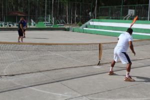 Frequentadores do Parque participam de aulas de tênis em Garanhuns 