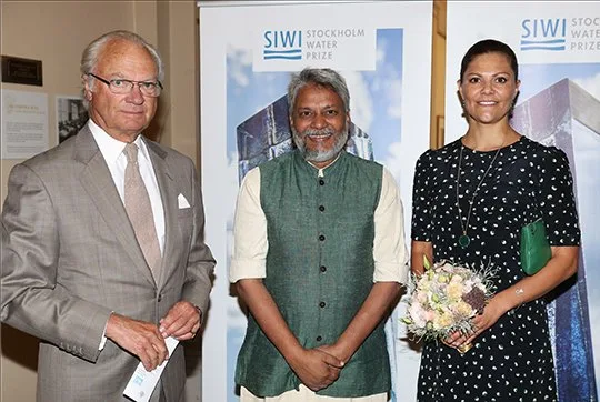  the king with the Stockholm Water Prize winner Rajendra Singh and the seminar participants Dominic Waughray and Malin Falkenmark