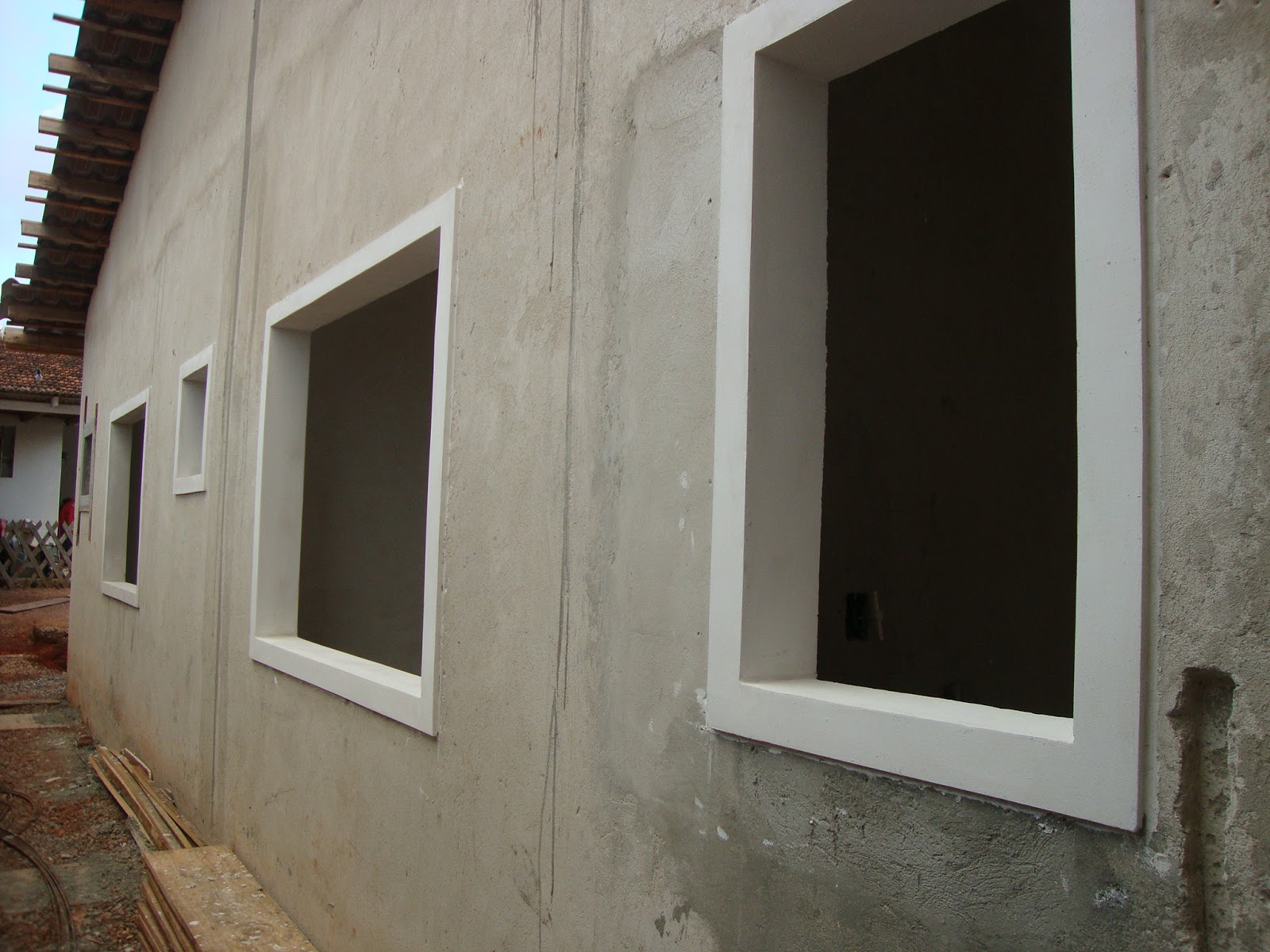 Odisseia Habitacional: Molduras prontas + Calçada + Mais calfino