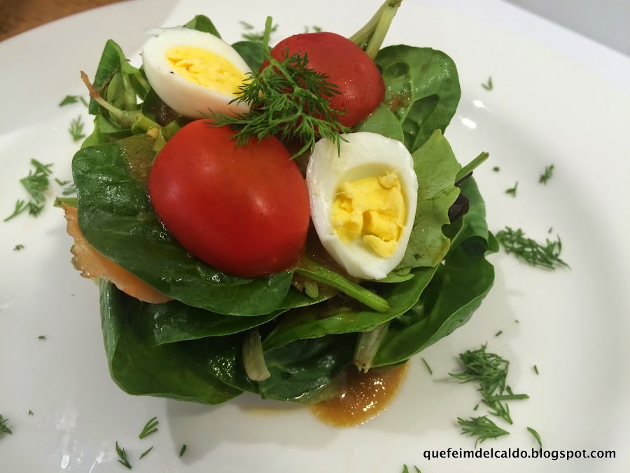 Ensalada verde con salmón ahumado y vinagreta de salsa de soja y manzana