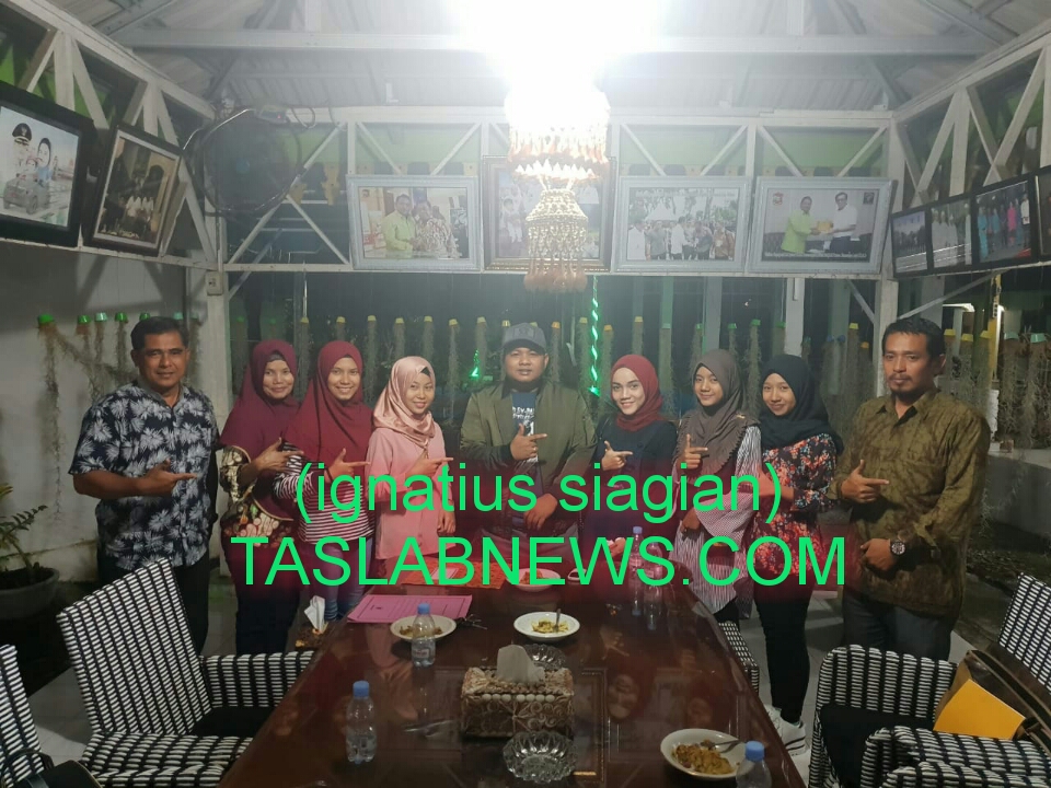 Walikota Tanjungbalai HM Syahrial saat menerima kunjungan dari Dewan Kesenian Kota Tanjungbalai di Rumah Dinas Walikota Tanjungbalai, Kamis (2/8) malam. Walikota Tanjungbalai HM Syahrial saat menerima kunjungan dari Dewan Kesenian Kota Tanjungbalai di Rumah Dinas Walikota Tanjungbalai, Kamis (2/8) malam.