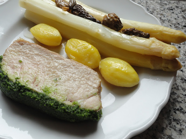 KüchenKlassiker: Kalbsrücken mit Bärlauchkruste, Spargel, Morchelrahm ...