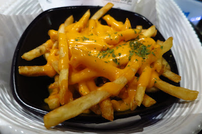 Omakase Burger, cheese fries