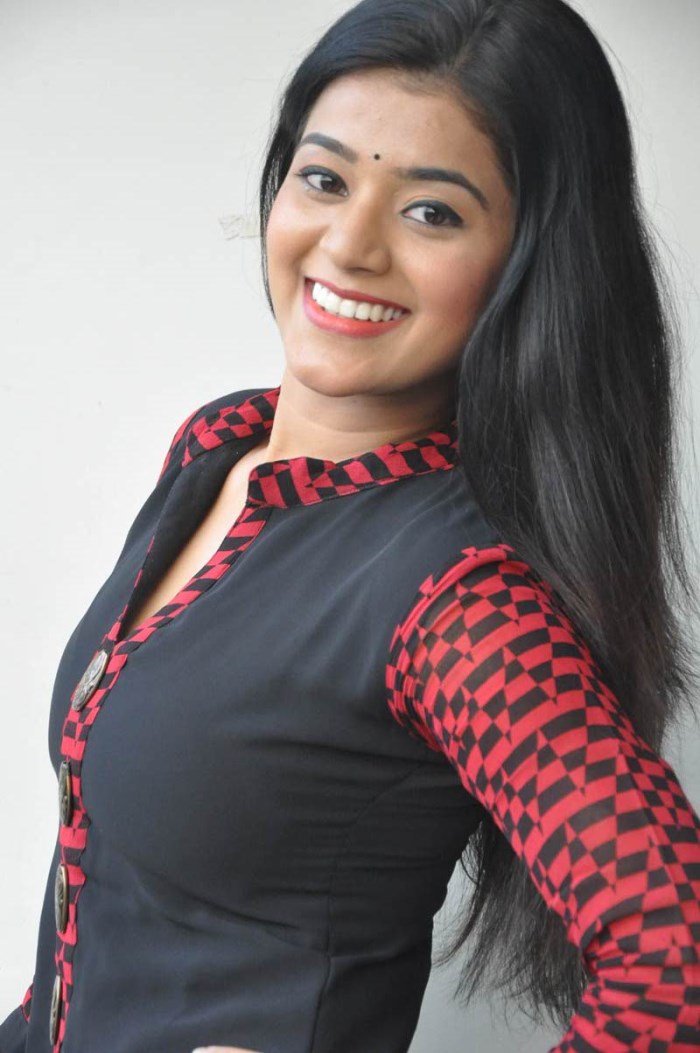 Actress Yamini Bhaskar HD Photo Gallery CineHub