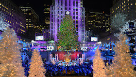 Κεντρική φωτογραφία: Το χριστουγεννιάτικο δέντρο του εμπορικού κέντρου Rockefeller στη Νέα Υόρκη. Πολλοί Αμερικανοί αναφέρονται πλέον σε αυτό λέγοντας «Το δέντρο», αποφεύγοντας τη χρήση της λέξης «χριστουγεννιάτικο» (Πηγή: ΑΡ/ JULΙΕ JΑCΟΒSΟΝ).