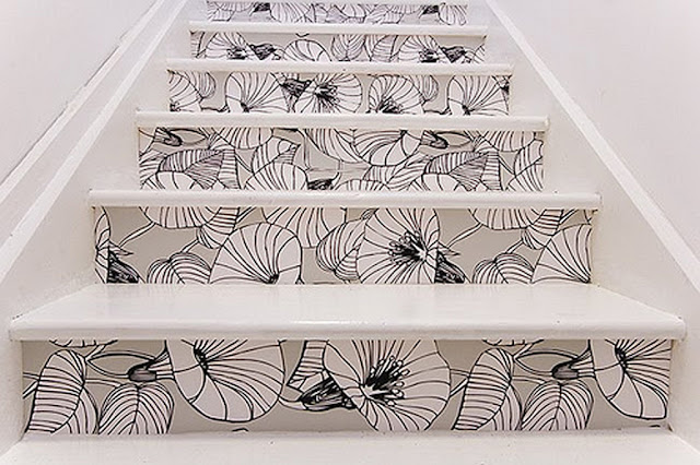 Pasos decorados escalones con papel pintado blanco y negro