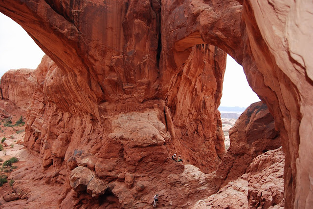 Sous l'arche double : l'érosion poursuit son oeuvre et à terme, les arches vont s'effondrer, laissant un paysage de pics Sous l'arche double : l'érosion poursuit son oeuvre et à terme, les arches vont s'effondrer, laissant un paysage de pics
