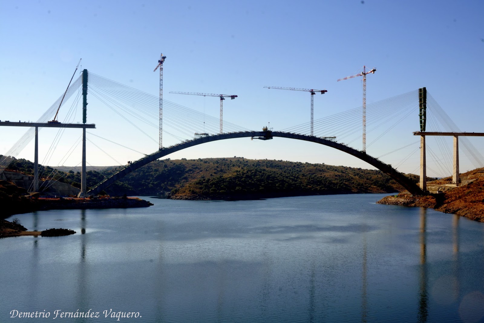 Cáceres Puente en construcción sobre el rio Almonte para la vía del
