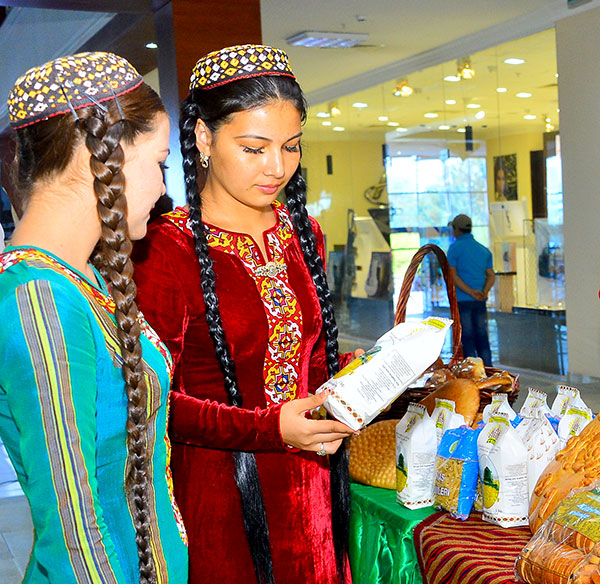 Туркмен бывшая. Галла байрамы праздник в Туркменистане. Тахья Туркменская. Тюбетейка тахья. Национальная одежда Туркмении гупба.