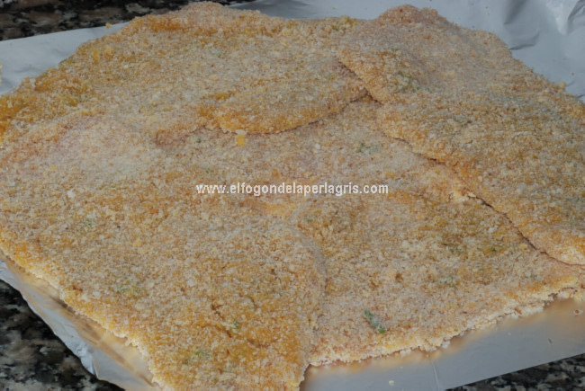 Dejar reposar los filetes ya empanados Dejar reposar los filetes ya empanados