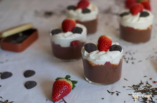 Receta de natillas de chocolate con fresas y nata paso a paso.
