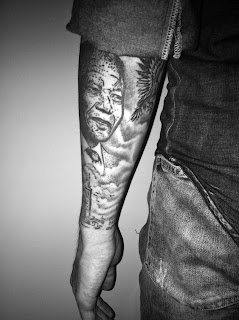 Nelson Tattoo Nelson Mandela Tattoo Portrait Scherenschnitt Schatten Dot-work Wolken Rabe Vogel