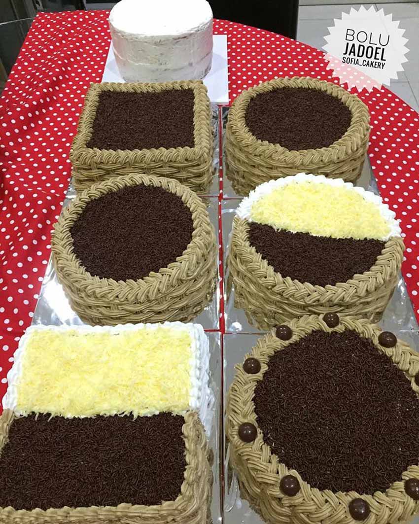 Resep Bolu Jadoel Andalan Bunda Sofia. Alhamdullilah Semuanya Puas dan Laris Manis cake yang paling kiri atas itu belom sempet di hias Resep Bolu Jadoel Andalan Bunda Sofia. Alhamdullilah Semuanya Puas dan Laris Manis