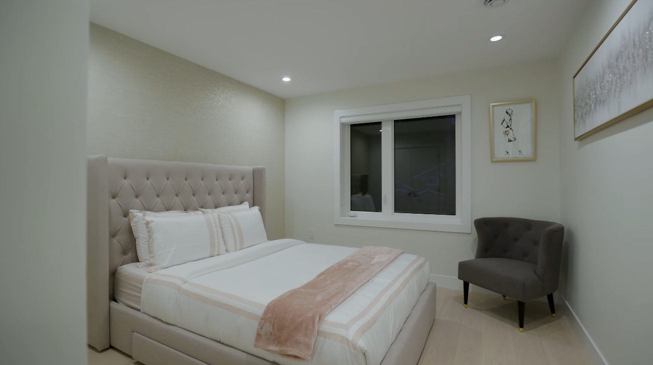 39 Photos vs. Edgemont Blvd, North Vancouver Luxury Home Interior Design Tour