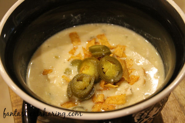 Jalapeno Popper Chicken Soup // This soup will really warm you up from the heat of the jalapenos. It's packed full of heat, sharp cheddar cheese, and chicken. #recipe #soup #jalapeno #chicken