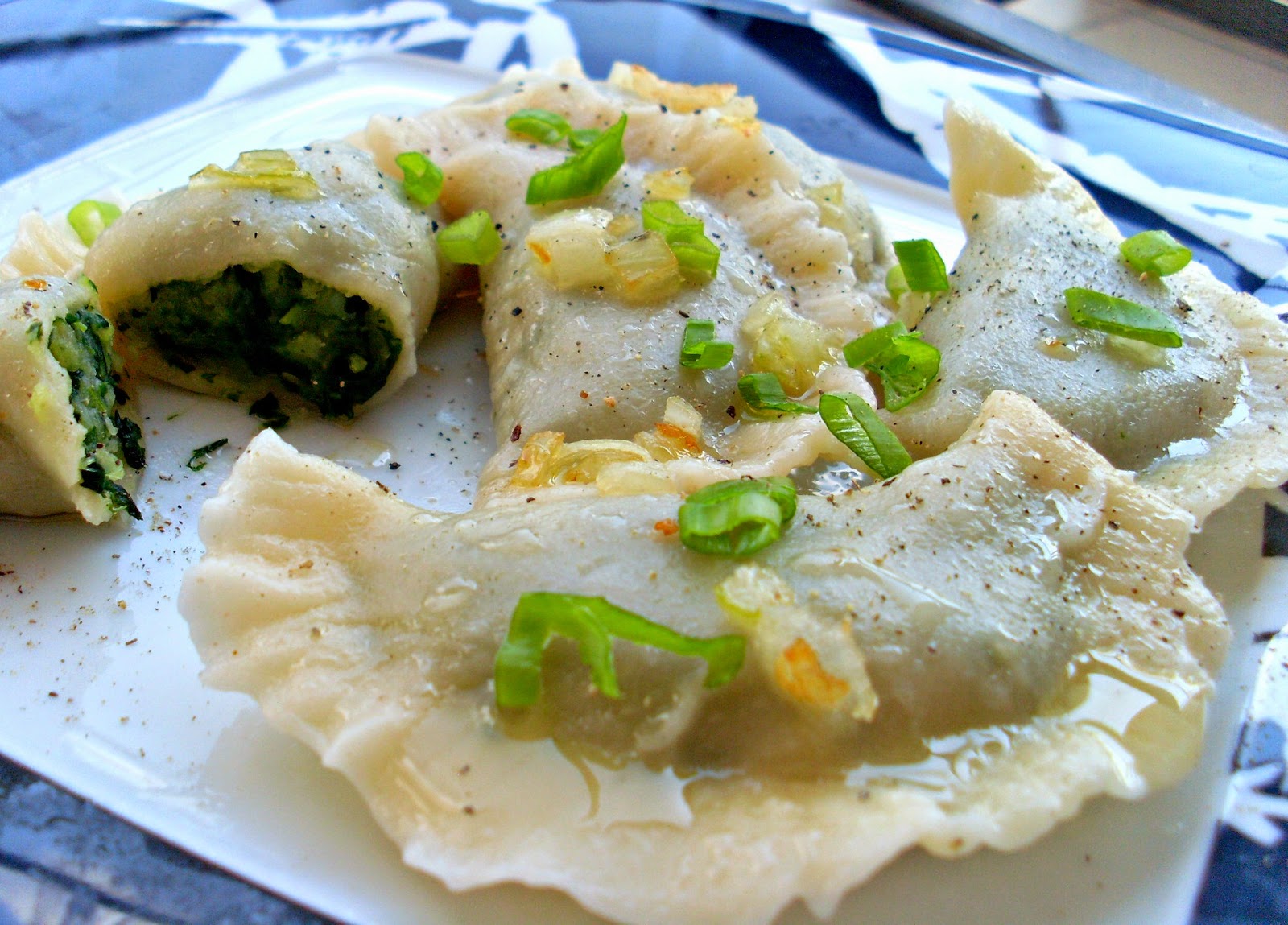 Sentymentalna kuchnia Maślane pierogi ze szpinakiem i ziemniakami