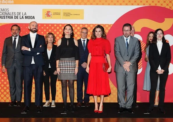 The red dress worn by Queen Letizia is an old dress of her mother-in-law Queen Sofia. Carolina Herrera clutch and Magrit