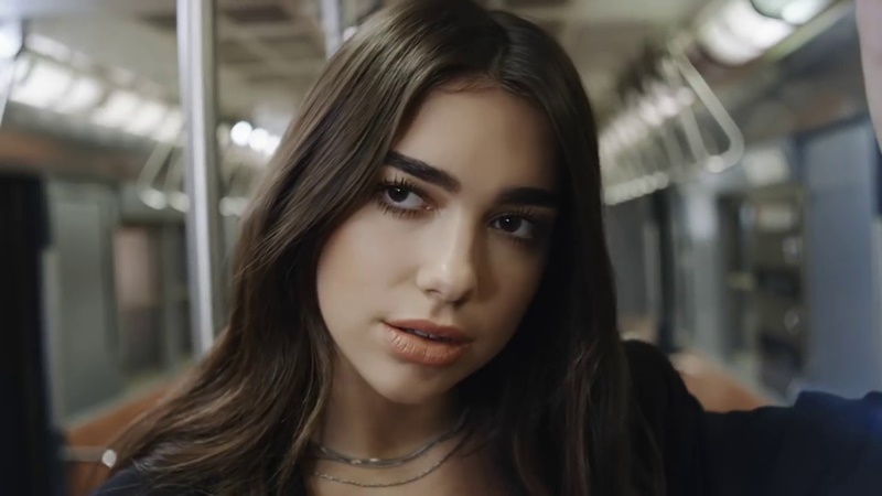 Dua Lipa canta Bang Bang nello spot di Patrizia Pepe moda primavera